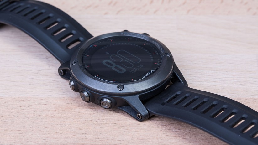 Die Garmin Fenix 3 ist ein ganz schöner Koloss. Dennoch wirkt die Uhr elegant.