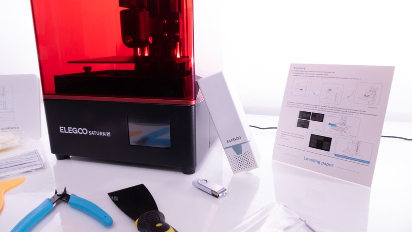 Der Elegoo Saturn S nebst Luftfilter und dem mitgelieferten USB-Stick.