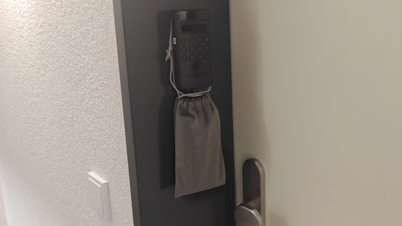 Das Switchbot Keypad Vision bietet an der Unterseite hinter einer Gummiabdeckung einen USB-C-Ladeport. Zum Laden des Akkus nutzen wir eine Powerbank, die wir in einem Beutel um das Gerät hängen. Die Gesichtserkennung pausiert allerdings während des Ladevorgangs.