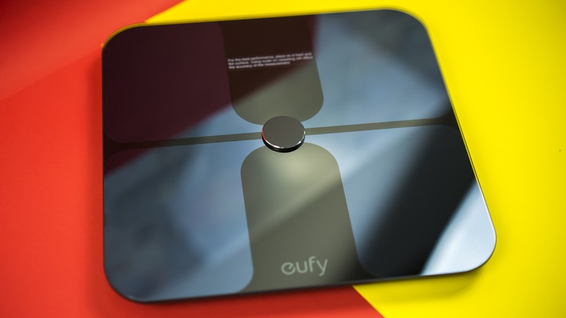 Eingelassene Elektroden in der Eufy Bodysense von Anker.