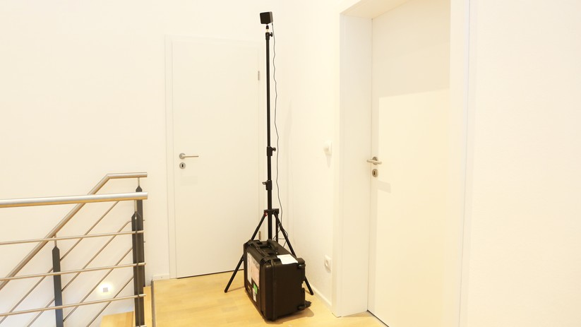 Wer die Sensoren nicht an die Wand schrauben will, braucht passende Stative.