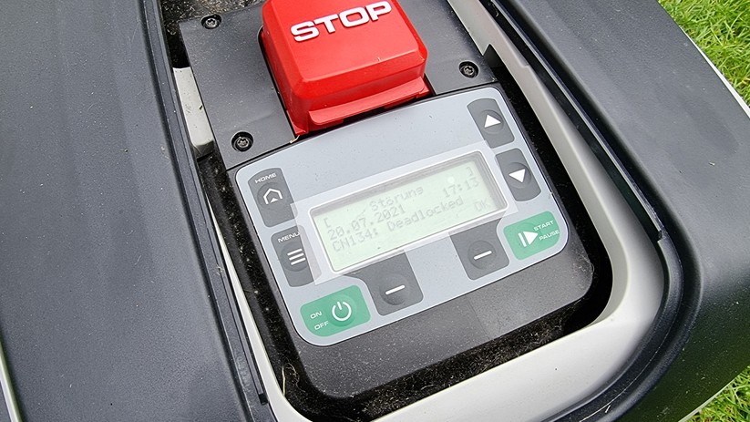 Die Bedienung erfolgt ausschließlich über ein Monochrom-Display ohne Touch und Tasten