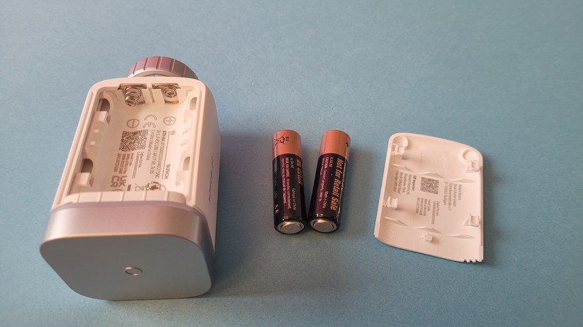  Das Batteriefach befindet sich an der Unterseite des Thermostats.