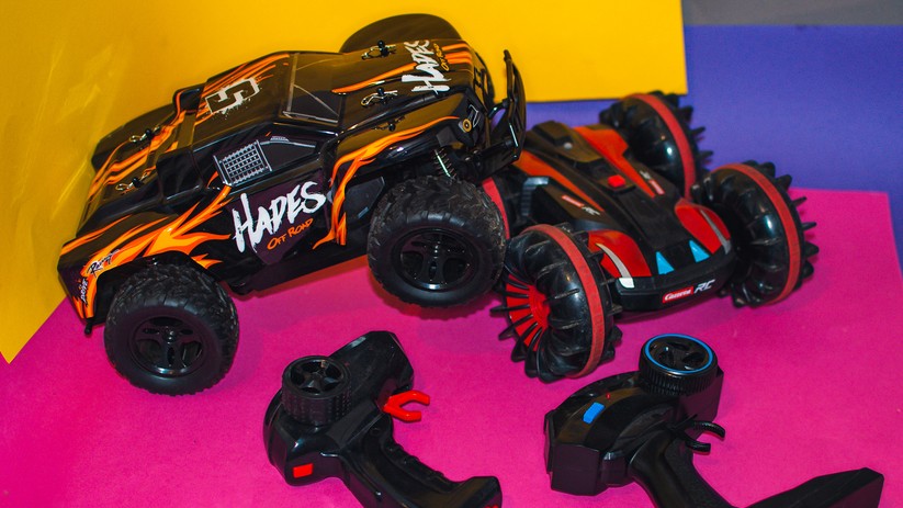 Links hinten das Modell von Banggood. Rechts der Racer von Carrera. 