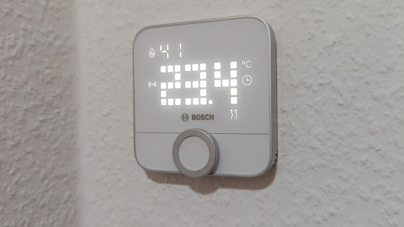 Das außergewöhnliche LED-Matrix-Display des Bosch-Thermostats leuchtet maximal 30 Sekunden. Home-Assistant-Anwender können es mit einer Automatisierung dauerhaft zum Leuchten bringen. Das könnte sich aber negativ auf die Lebensdauer der LEDs auswirken.