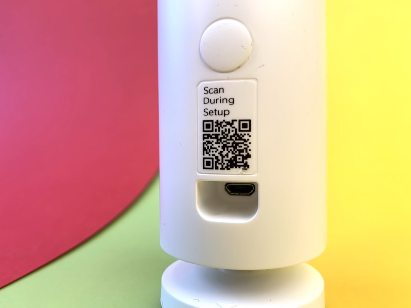 Der Ladeanschluss sitzt auf der Rückseite der Kamera 