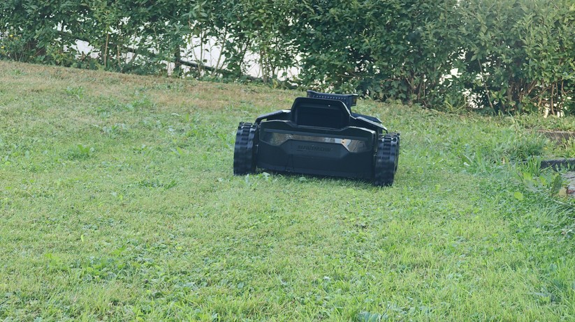 Segway Navimow X420: Großer und schwerer Allrad-Mähroboter mit RTK- und Kamera-Navigation für Rasenflächen bis 2000 m², 42 cm Schnittbreite, lenkbare Vorderräder, aber ohne Kantenschnittoptimierung.