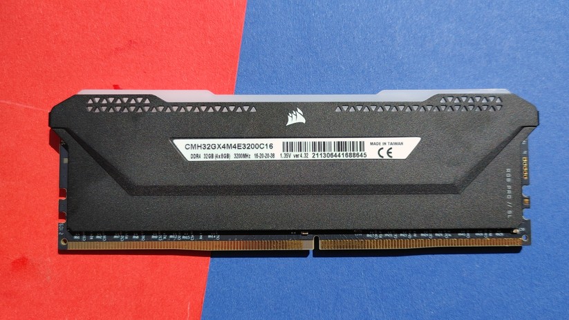 Auf jedem RAM-Moduls sind die relevanten Informationen abgedruckt. Wichtig ist dabei der Takt, wo möglich sollte man ihn voll ausnutzen. 