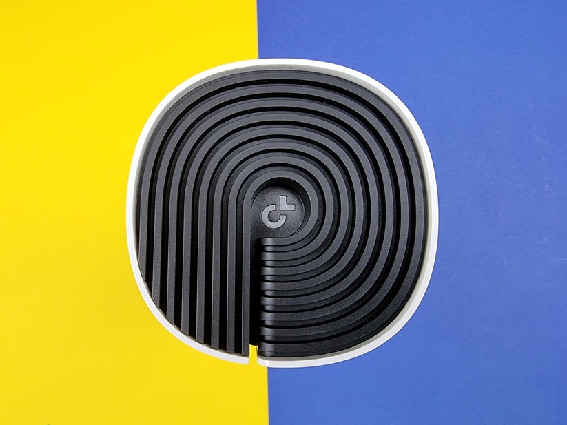 TP-Link Deco M4: Das Logo an der Oberseite leuchtet und zeigt die Verbindung (grün) oder einen Fehler (rot) an. 