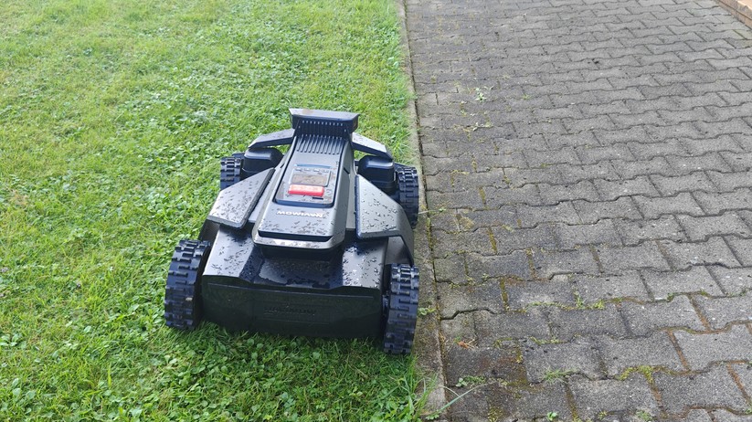 Segway Navimow X420: Großer und schwerer Allrad-Mähroboter mit RTK- und Kamera-Navigation für Rasenflächen bis 2000 m², 42 cm Schnittbreite, lenkbare Vorderräder, aber ohne Kantenschnittoptimierung.