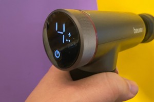 Massagepistole Beurer MG195 im Test: Wärme, Kälte und sieben Aufsätze