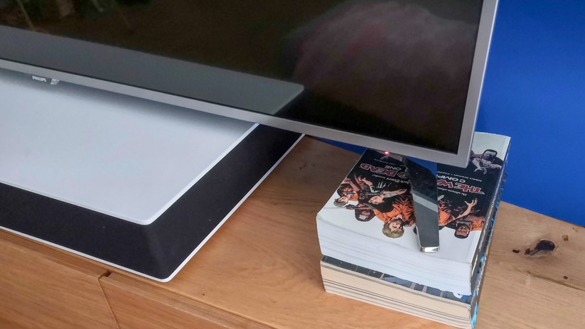 Aufgebockt: Am Test-TV mussten wir etwas basteln, um das Sounddeck darunter zu bekommen. 