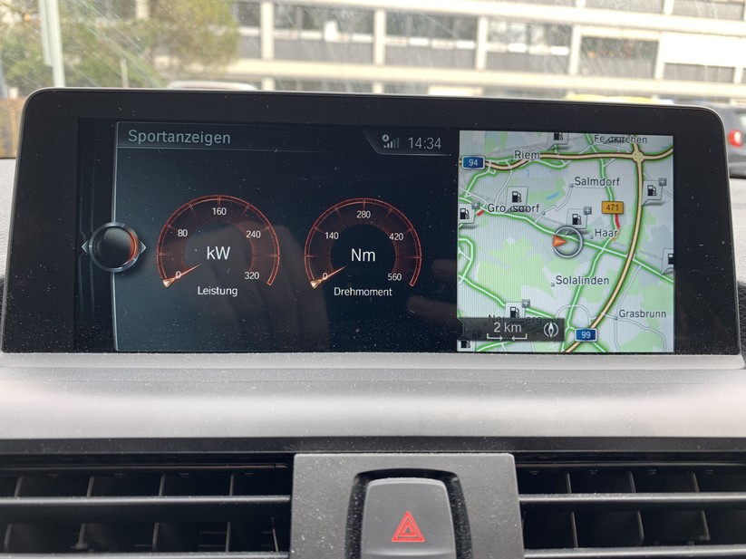 Die sogenannten Sportanzeigen sind eigentlich nur bei Fahrzeugen mit bestimmten Ausstattungsmerkmalen abrufbar, lassen sich aber bei allen einigermaßen aktuellen BMW mit großem Navi aktivieren.