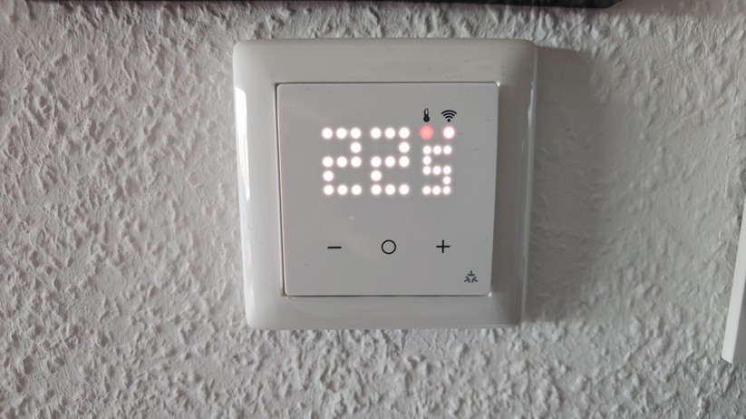 Eberle UTE-3500: Smartes Thermostat für wassergeführte Fußbodenheizungen. Dank Matter-Unterstützung kann es von vielen Smart-Home-Zentralen gesteuert werden.