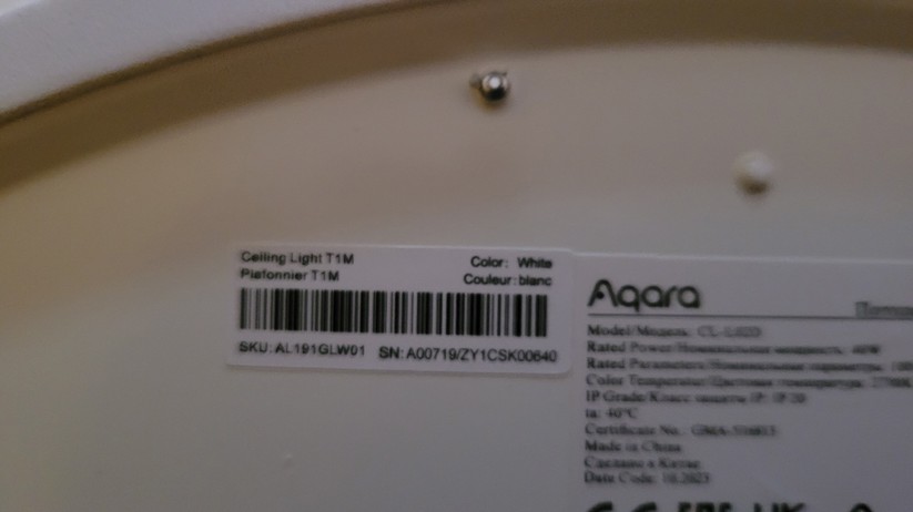 Die Aqara Deckenleuchte T1M funkt mit Zigbee und benötigt daher einen Hub. Sie ist außerdem kompatibel zu Homekit und Matter, sodass sie auch von anderen Smart-Home-Zentralen wie Apple Home, Samsung Smartthings, Homey Pro, Home Assistant, Google Home sowie Amazon Echo und Echo Hub steuern lässt. Die Hauptlampe mit einem Durchmesser von knapp 50 cm unterstützt eine Weißfarbton-Steuerung, während das umlaufende Seitenlicht dank RGBIC-Technik sehenswerte Animationen und Farbverläufe darstellen kann. Ihre LEDs sind hell genug, um einen Raum mit einer Größe von bis zu 25 m² zu beleuchten. Die maximale Leistungsaufnahme beträgt 25 Watt.  