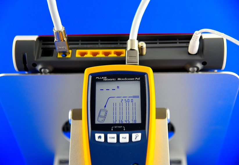 Der Fluke Networks MicroScanner PoE bescheinigt dem 2,5-GBit-Multi-Speed-Port der AVM Fritzbox 6660 Cable hier gerade eine LAN-Geschwindigkeit von 2.500 MBit/s (Bild: Harald Karcher).