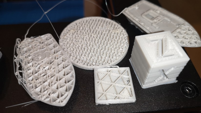 Dieses Filament lag zu lange im Keller und hat Feuchtigkeit gezogen. Einen vernünftiger Druck ist so unmöglich.