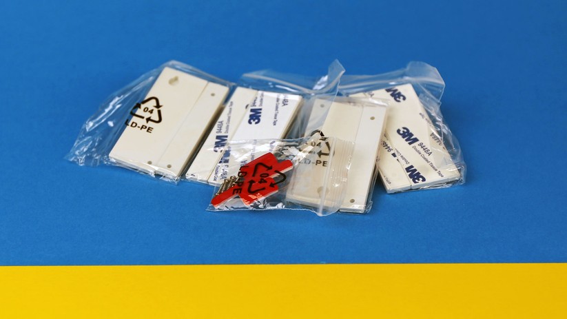 Beim Magnetkontakt für Türen und Fenster liegen etliche Abstandshalter-Plättchen bei, für die Dicke unserer Tür hat's dennoch nicht gereicht.