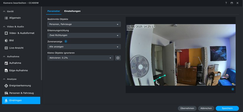 Synology CC400W: Die KI-Überwachungskamera bietet zahlreiche Einstellungsmöglichkeiten. Dazu zählen neben der typischen Erkennung von Personen und Fahrzeugen auch die Möglichkeit, diese zählen zu lassen. Die Bildqualität tagsüber geht in Ordnung. Dank HDR bietet sie ein ausgewogenes Bild. Bilder bei Dunkelheit sind aber nur mittelnäßig.
