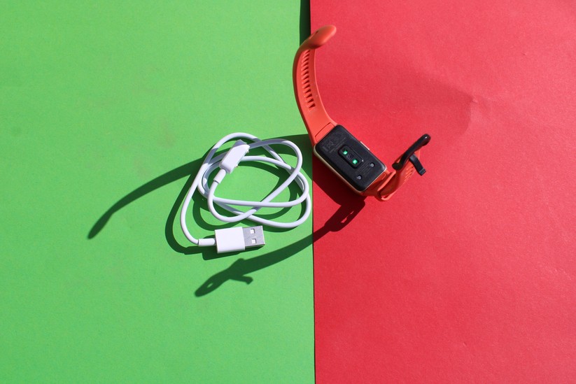 Statt eines integrierten Ladeanschlusses wie beim Huawei Band 4 muss man wieder eine externe Ladeklammer nutzen. 