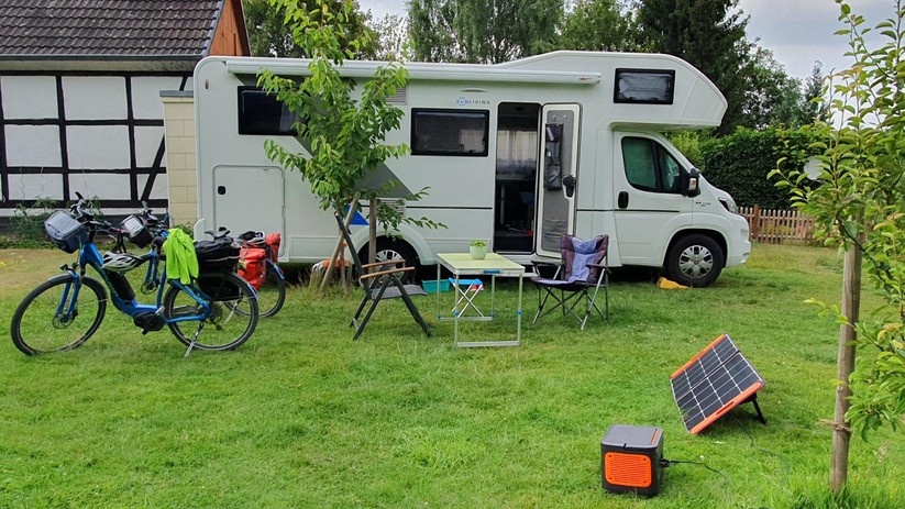 Eine Jackery Explorer beim Einsatz im Campingurlaub. Diese Powerstation versorgt die mitgebrachten E-Bikes.