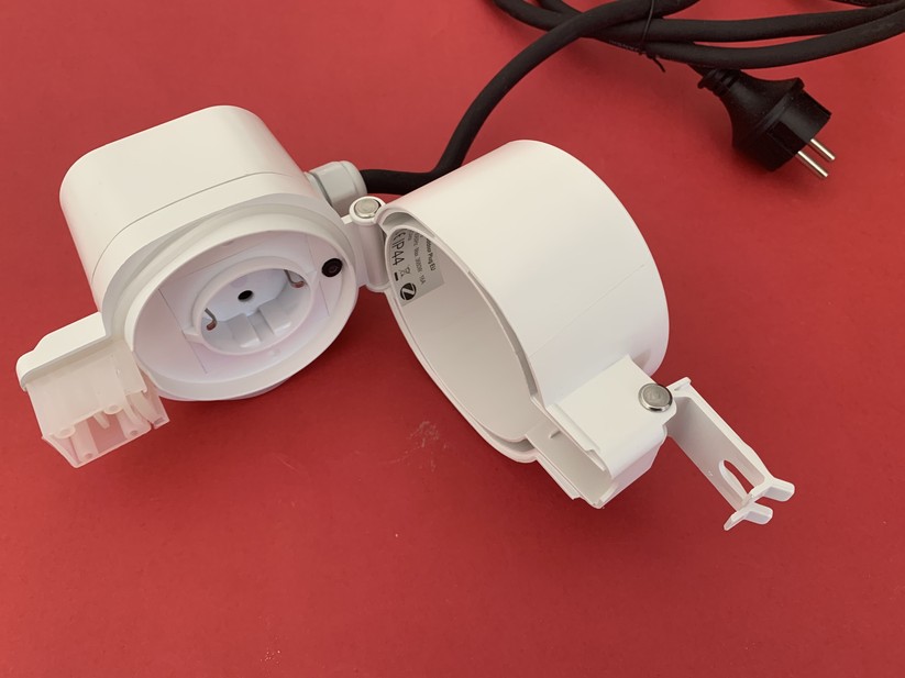 Smarte Steckdosen gibt's auch außentauglich – damit lässt sich beispielsweise eine vorhandene Wegbeleuchtung an Zeitschaltuhren, Sonnenstand oder Bewegungsmelder koppeln.