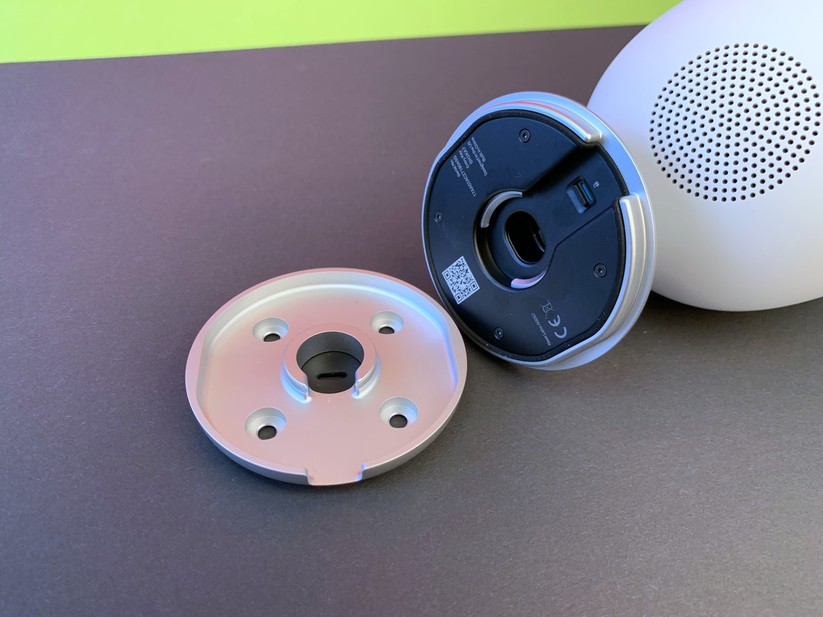 Einmal zusammengesteckt, bekommt man Platte und Kamera nur noch mit Werkzeug auseinander 