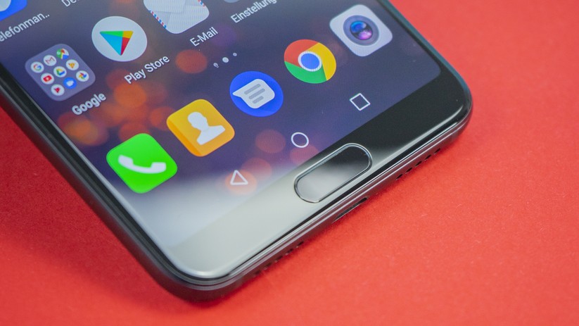 Der Fingerabdrucksensor sitzt auf der vorderen Seite des Huawei P20 Pro.