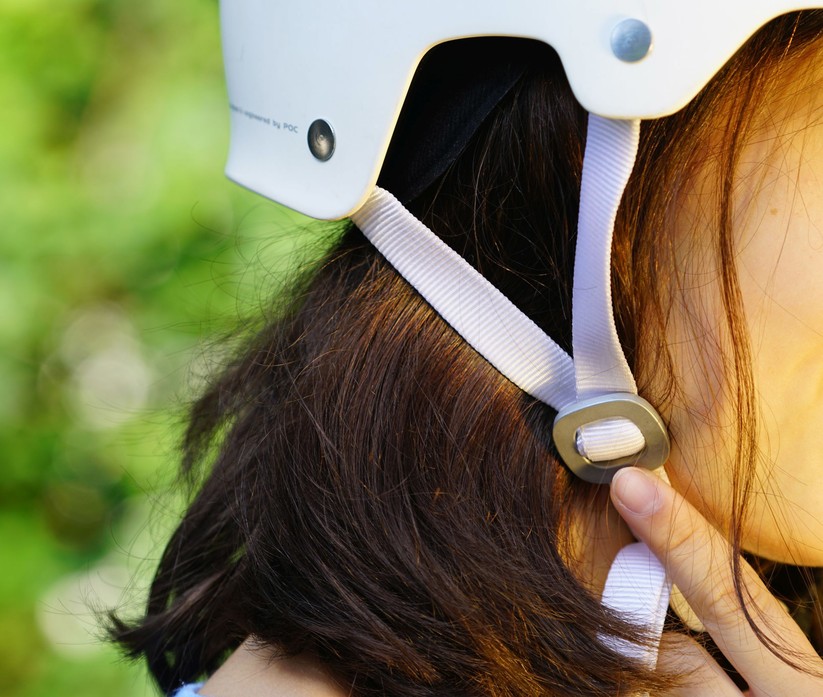 Ganz wichtig für den optimalen Sitz des Helmes ist die Platzierung des seitlichen Gurtdreiecks. Mit dem aufgefädelten Schieber werden die Gurtlängen so eingestellt, dass der Kinnriemen zwischen Kinn und Kehle verläuft. Er darf weder auf den Kehlkopf drücken noch über das Kinn vorrutschen. Wie die exakte Anpassung bei den einzelnen Helmmodellen erfolgt, ist in der Bedienungsanleitung nachzulesen.