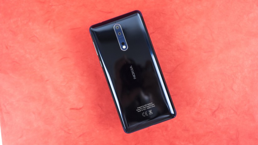 Nokia 8 in Blau: Sieht aus wie Glas, ist aber poliertes Aluminium.