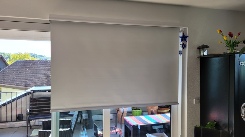 Eve Blinds Collection: Das knapp zwei Meter breite Test-Rollo ist gut verarbeitet und beschattet die Hälfte der knapp vier Meter breiten Fensterfront unserer Test-Wohnung.