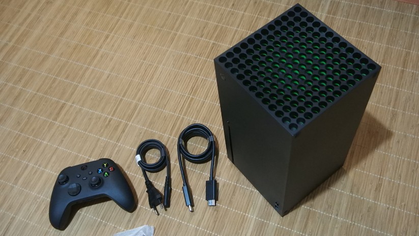 Der Lieferumfang: Neben der Xbox Series X gibt es einen Controller, ein HDMI-2.1-Kabel und eine Stromkabel. 