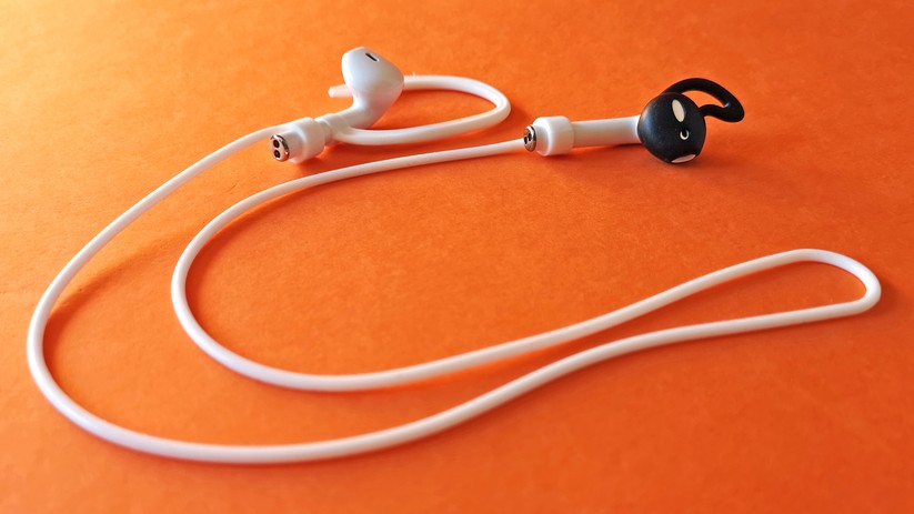 Bei viel Bewegung sind Earflaps und Verbindungsstraps sinnvoll.