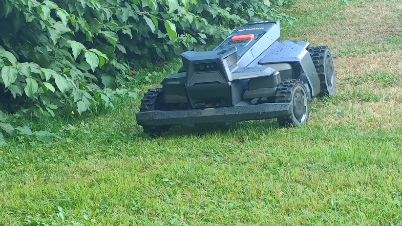 Segway Navimow X420: Großer und schwerer Allrad-Mähroboter mit RTK- und Kamera-Navigation für Rasenflächen bis 2000 m², 42 cm Schnittbreite, lenkbare Vorderräder, aber ohne Kantenschnittoptimierung.