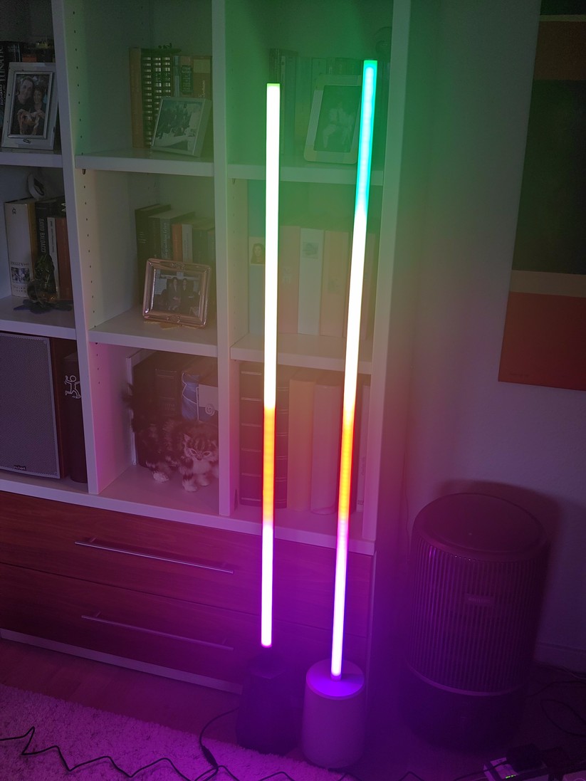 Eufy Indoor Floor Lamp E10 (links) im Vergleich zur Govee Lyra