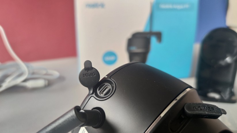 Reolink Argus PT: Der Akku der Kamera wird über  ein Kabel mit Micro-USB-Stecker geladen. Eine Plastikabdeckung bietet Schutz vor Wasser.