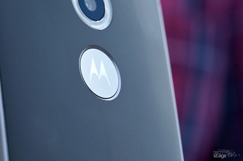 Das Motorola-Emblem ist leicht eingedrückt, doch dieses Mal viel edler als früher.