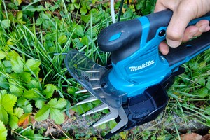 Makita DUM604ZX im Test: Kräftige Akku-Grasschere mit fummeligem Messerwechsel