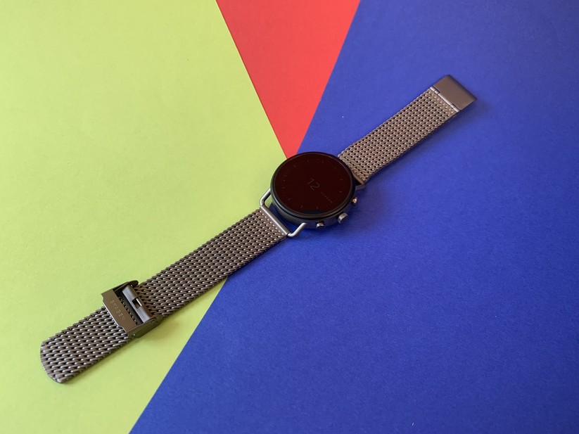 Das Metallarmband gefällt uns gut, es zwickt aber Armhaare ab