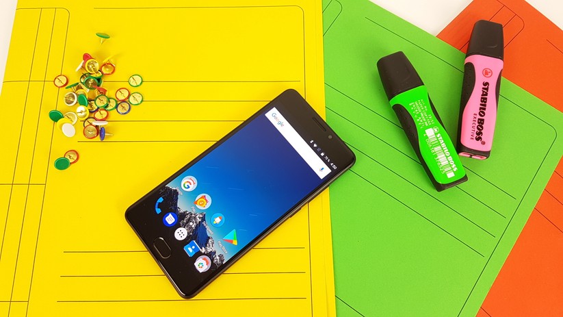 Wer auf knallige Farben steht, dem wird das AMOLED-Panel des Vernee Thor Plus gefallen.
