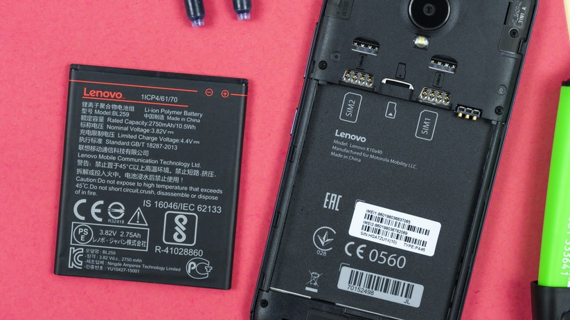 Zwei microSIM-Karten und sogar eine microSDHC-Speicherkarte.