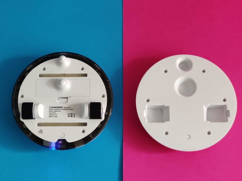 Die zwei Elemente des Cleansebot haften magnetisch aneinander.