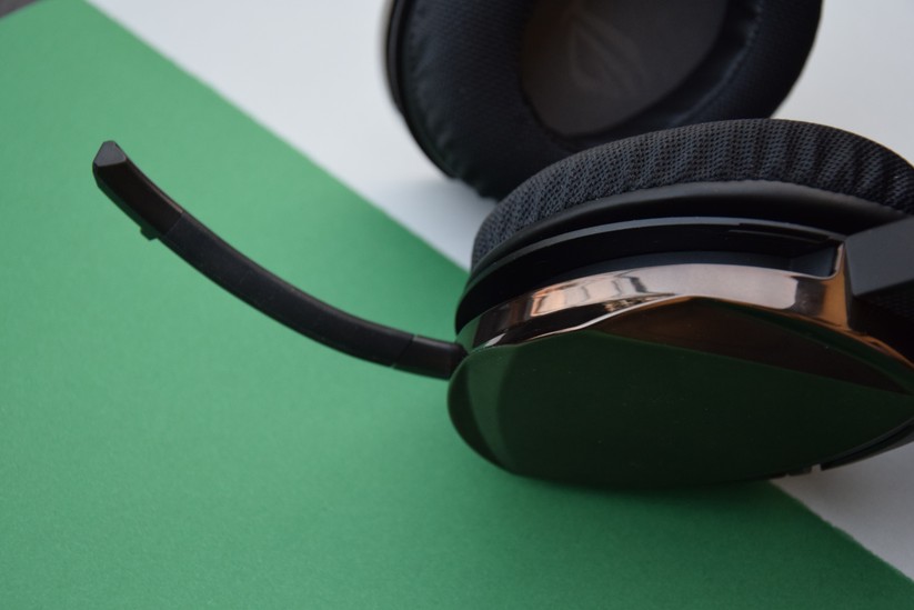 Das Mikrofon lässt sich komplett in die Ohrmuschel schieben. 