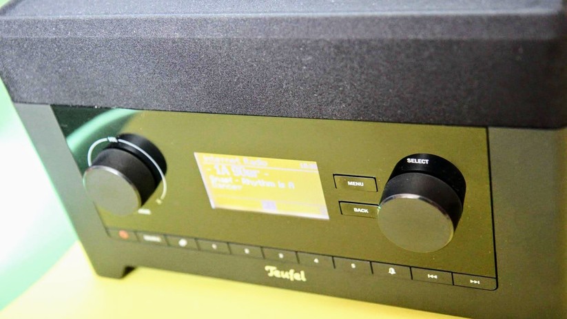 Das Schwarz-Weiß-Display ist von der Seite schlecht ablesbar.