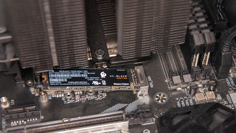 Die meisten aktuellen Mainboards besitzen einen M.2-Steckplatz. Hier sitzt er zwischen GPU und Grafikkarte. 
