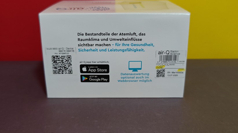 Air-Q Radon: Der Luftgütesensor misst in der Standardausstattung Radon, VOC, Temperatur, Luftfeuchtigkeit und Luftdruck. Der Air-Q Radon Science kann hingegen mit bis zu 11 Sensoren ausgestattet werden (Radon, VOC, Temperatur, Luftfeuchtigkeit, Luftdruck, CO₂, Feinstaub PM1, PM2.5, PM4, PM10, Partikelgröße).