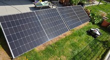 Die fast zwei Meter breiten 500-Watt-Solarpanels nehmen im Garten entsprechend Raum ein.