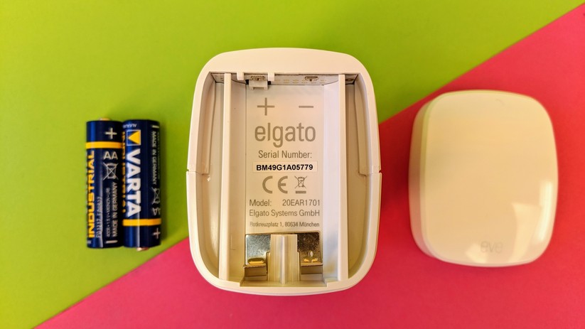 Die zwei AA-Batterien liegen den Eve Thermo bei.
