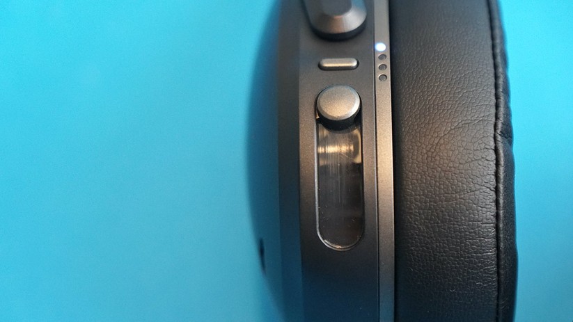 Der Bassregler am Skullcandy Crusher ANC. 