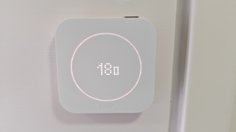 Tado X (2. Gen.): Das Display ist standardmäßig aus. Es gibt wie beim Tado X (1. Gen.) keine Möglichkeit es dauerhaft einzuschalten. Oben rechts am Gehäuse sitzt ein Schalter, der nach Betätigung das Display einschaltet und die Temperatur anzeigt. Drückt man den Schalter erneut, erscheinen Luftfeuchtigkeit und eingestellte Temperatur.
